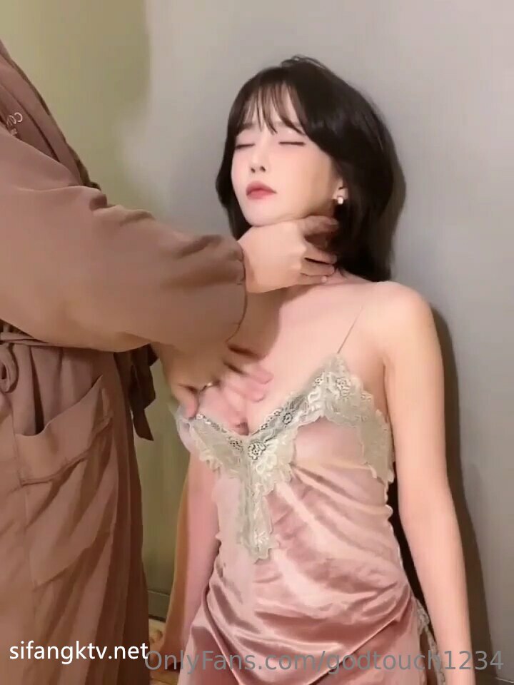 才18岁 美到爆炸的超级青春婴儿肥学生妹 还是处女，在简陋的闺房里